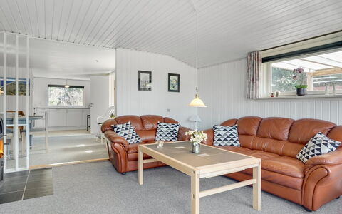 Teodosija - from the Sea: Græs, Hus, Tag, Hjem, Sommerhus, Busk, Land Lot, Landdistrikt, Stuehus, Bunddække