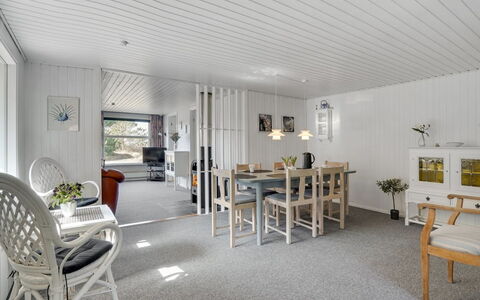 Teodosija - from the Sea: Græs, Hus, Tag, Hjem, Sommerhus, Busk, Land Lot, Landdistrikt, Stuehus, Bunddække