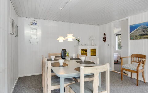 Teodosija - from the Sea: Græs, Hus, Tag, Hjem, Sommerhus, Busk, Land Lot, Landdistrikt, Stuehus, Bunddække