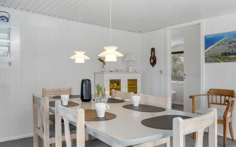 Teodosija - from the Sea: Græs, Hus, Tag, Hjem, Sommerhus, Busk, Land Lot, Landdistrikt, Stuehus, Bunddække