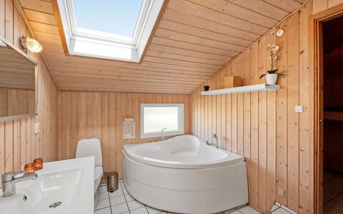 Hjalma - from the Sea: Sanitærarmatur, Gulvbelægning, Etage, Indretning, Træ, Badekar, Loft, Badeværelse, Vvs, Tap