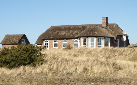 Aslaug - 500M from the Sea: Træ, Tag, Arkitektur, Hjem, Hus, Sommerhus, Sidespor, Hårdttræ, Hældning, Estate
