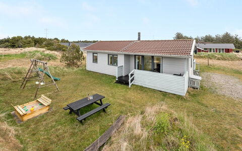 Trineke - from the Sea: Græs, Hus, Tag, Hjem, Sommerhus, Busk, Land Lot, Landdistrikt, Stuehus, Bunddække