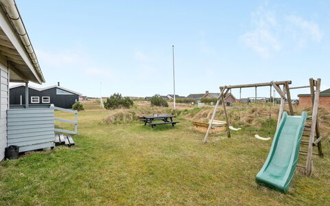 Trineke - from the Sea: Græs, Hus, Tag, Hjem, Sommerhus, Busk, Land Lot, Landdistrikt, Stuehus, Bunddække