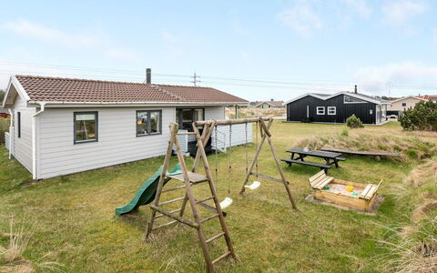 Trineke - from the Sea: Græs, Hus, Tag, Hjem, Sommerhus, Busk, Land Lot, Landdistrikt, Stuehus, Bunddække