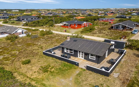 Arbnora - 400M from the Sea: Bygning, Hus, Træ, Hjem, Tag, Sommerhus, Boligområde, Busk, Arkitektur