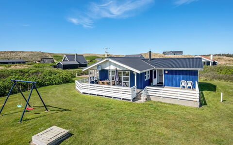 Ingborg - 150M from the Sea: Blå, Hjem, Hus, Tag, Arkitektur, Sommerhus, Land Lot, Estate, Veranda, Sidespor