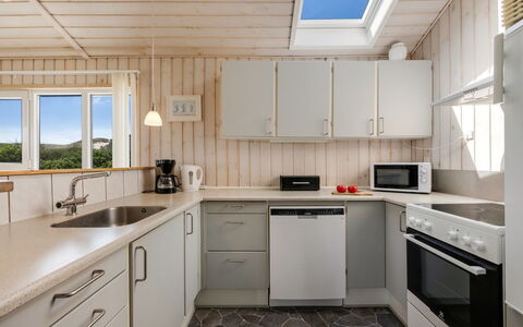 Ingborg - 150M from the Sea: Køkken, Køkken Apparat, Countertop, Større Bandage, Cabinetry, Træ, Gulvbelægning, Indretning, Loft, Køkkenvask