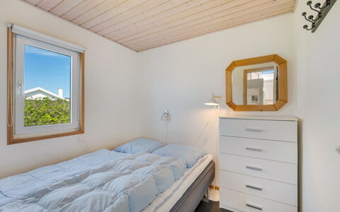 Ingborg - 150M from the Sea: Væg, Indretning, Træ, Loft, Soveværelse, Etage, Gulvbelægning, Seng, Belysning, Værelse