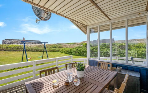 Ingborg - 150M from the Sea: Træ, Hjem, Veranda, Møbel, Dør, Etage, Hårdttræ, Sommerhus, Bejdse, Dæk