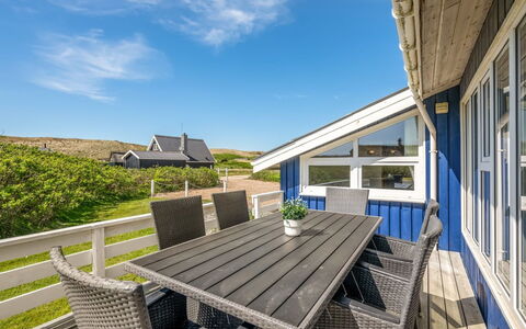 Ingborg - 150M from the Sea: Træ, Hjem, Dør, Sommerhus, Veranda, Hårdttræ, Dæk, Planke, Skygge, Bejdse
