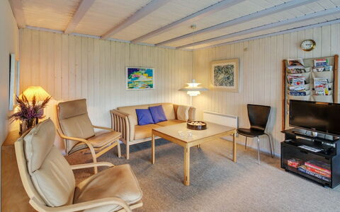 Holte - 700M to the Fjord: Træ, Indretning, Møbel, Loft, Gulvbelægning, Etage, Værelse, Stue, Couch, Billedramme