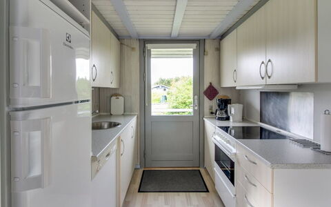 Holte - 700M to the Fjord: Gulvbelægning, Etage, Indretning, Køkken, Countertop, Køkken Apparat, Større Bandage, Husholdningsapparat, Cabinetry, Aluminium
