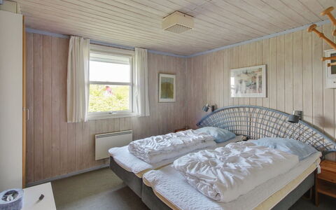 Holte - 700M to the Fjord: Soveværelse, Seng, Træ, Sengetøj, Sengetøj, Loft, Indretning, Bed Frame, Møbel, Etage