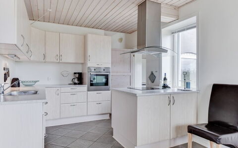 Matthias - 400M to the Fjord: Træ, Køkken, Loft, Gulvbelægning, Cabinetry, Indretning, Countertop, Etage, Køkken Apparat, Møbel
