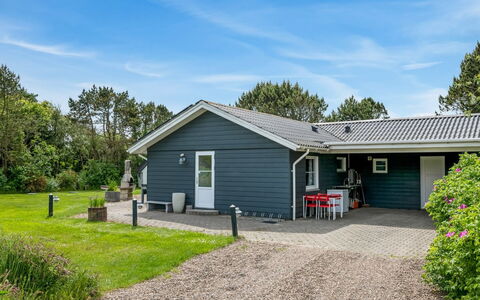 Ludvig - from the Sea: Græs, Hus, Tag, Hjem, Sommerhus, Busk, Land Lot, Landdistrikt, Stuehus, Bunddække