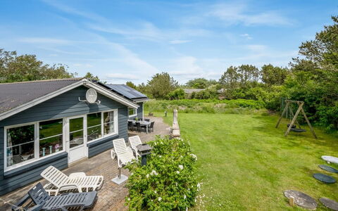 Ludvig - from the Sea: Hus, Sommerhus, Tag, Garden Bygninger, Skygge, Skur, Backyard, Udendørs Møbler, Gård, Lawn