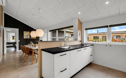 Niesina - from the Sea: Gulvbelægning, Køkken, Indretning, Loft, Træ, Countertop, Etage, Lysarmatur, Cabinetry, Hjem