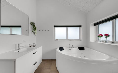 Niesina - from the Sea: Sanitærarmatur, Badeværelse, Indretning, Loft, Gulvbelægning, Badekar, Etage, Tap, Håndvask, Vvs