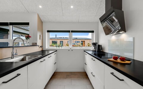 Niesina - from the Sea: Køkken, Countertop, Indretning, Loft, Gulvbelægning, Cabinetry, Lysarmatur, Køkken Apparat, Større Bandage, Komfur