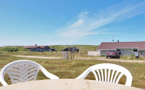 Alka - from the Sea: Græs, Hus, Tag, Hjem, Sommerhus, Busk, Land Lot, Landdistrikt, Stuehus, Bunddække
