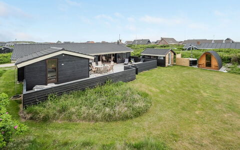 Leleks - 200M from the Sea: Busk, Urban Design, Bunddække, Mursten, Lejlighed, Estate, Murværk, Altan, Landscaping