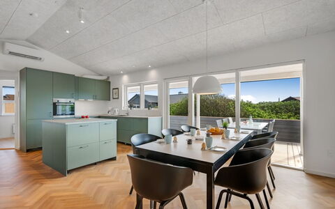 Temelko - 200M from the Sea: Indretning, Køkken, Møbel, Gulvbelægning, Loft, Countertop, Etage, Køkken & Spisebord, Lysarmatur, Stol