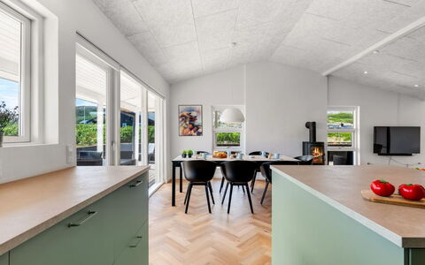 Temelko - 200M from the Sea: Gulvbelægning, Træ, Loft, Indretning, Køkken, Etage, Countertop, Møbel, Køkken Apparat, Trægulve