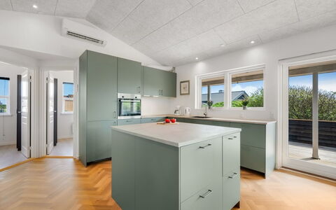 Temelko - 200M from the Sea: Gulvbelægning, Loft, Træ, Indretning, Køkken, Etage, Countertop, Køkken Apparat, Cabinetry, Større Bandage