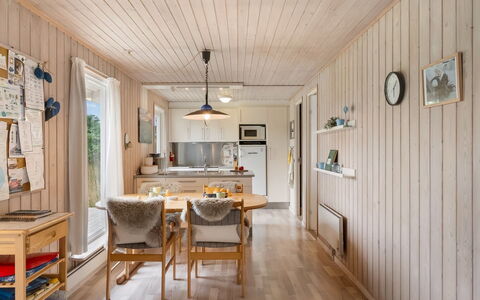 Steffen - 450M to the Fjord: Gulvbelægning, Indretning, Møbel, Træ, Loft, Etage, Trægulve, Værelse, Køkken & Spisebord, Spisestue