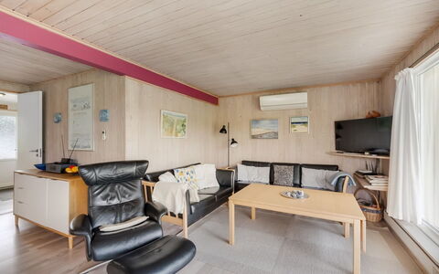 Steffen - 450M to the Fjord: Møbel, Indretning, Gulvbelægning, Træ, Etage, Loft, Værelse, Couch, Stue, Hjem
