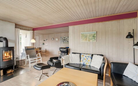 Steffen - 450M to the Fjord: Møbel, Indretning, Gulvbelægning, Etage, Træ, Loft, Stue, Værelse, Couch, Stol