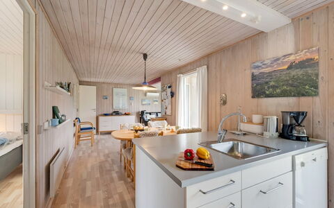 Steffen - 450M to the Fjord: Træ, Køkken, Indretning, Gulvbelægning, Countertop, Loft, Møbel, Etage, Hjem, Værelse