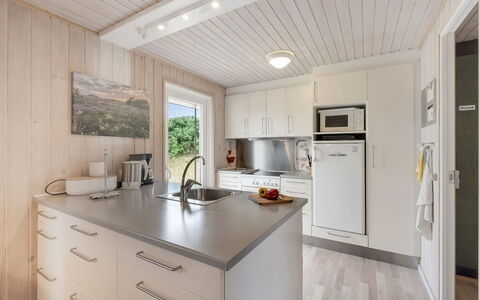 Steffen - 450M to the Fjord: Køkken, Countertop, Træ, Gulvbelægning, Indretning, Køkken Apparat, Etage, Loft, Møbel, Cabinetry