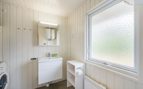 Steffen - 450M to the Fjord: Træ, Gulvbelægning, Loft, Etage, Sanitærarmatur, Vvs, Værelse, Tap, Badeværelse, Badeværelsesskab