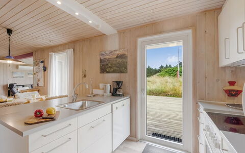 Steffen - 450M to the Fjord: Gulvbelægning, Træ, Etage, Indretning, Møbel, Trægulve, Countertop, Køkken, Loft, Hjem