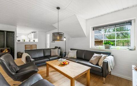 Nilla - 2.1Km from the Sea: Couch, Indretning, Gulvbelægning, Træ, Møbel, Loft, Stue, Etage, Værelse