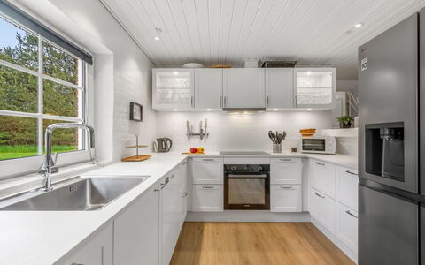 Nilla - 2.1Km from the Sea: Køkken, Træ, Gulvbelægning, Loft, Countertop, Køkken Apparat, Indretning, Cabinetry, Større Bandage, Husholdningsapparat