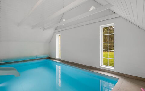 Nilla - 2.1Km from the Sea: Gulvbelægning, Loft, Etage, Svømmepøl, Attic, Design, Dagslys, Bjælke, Hotel