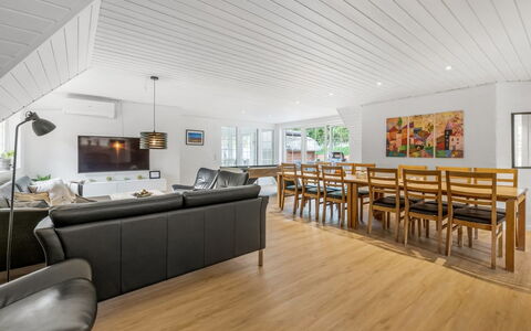Nilla - 2.1Km from the Sea: Trægulve, Gulvbelægning, Indretning, Etage, Træ, Loft, Laminat Gulv, Couch, Møbel, Stue