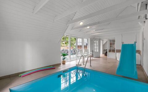 Nilla - 2.1Km from the Sea: Træ, Gulvbelægning, Etage, Møbel, Loft, Trægulve, Stol, Svømmepøl, Hårdttræ, Udvej