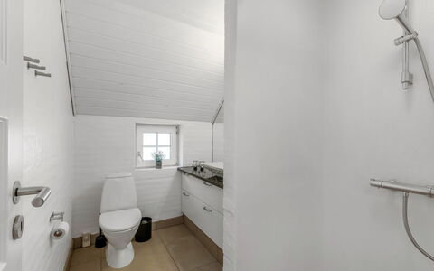 Nilla - 2.1Km from the Sea: Sanitærarmatur, Gulvbelægning, Badeværelse, Etage, Loft, Toilet, Vvs, Indretning, Tap, Håndvask