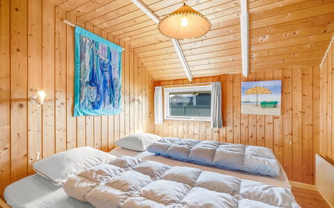 Sofie - 150M from the Sea: Træ, Hjem, Soveværelse, Sommerhus, Sengetøj, Bjælkehytte, Vinter, Seng, Fryser, Sengetøj