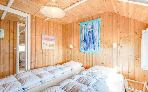 Sofie - 150M from the Sea: Træ, Soveværelse, Hjem, Seng, Sengetøj, Sengetøj, Sengetøj, Vinter, Bed Frame, Bjælkehytte