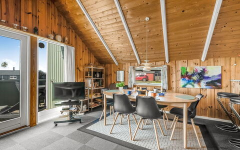 Sofie - 150M from the Sea: Træ, Loft, Indretning, Gulvbelægning, Etage, Værelse, Stol, Stue, Hårdttræ, Køkken & Spisebord