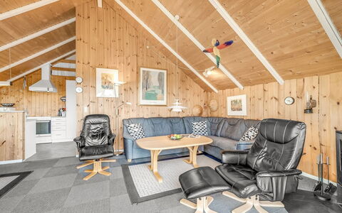 Sofie - 150M from the Sea: Træ, Loft, Hjem, Hus, Sommerhus, Møbel, Bjælkehytte, Værelse, Stue, Vinter