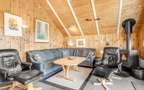 Sofie - 150M from the Sea: Træ, Møbel, Hjem, Sommerhus, Hus, Loft, Bjælkehytte, Vinter, Lysarmatur, Stue