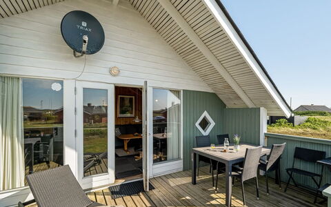Sofie - 150M from the Sea: Tag, Almindeligt, Land Lot, Landdistrikt, Hjem, Estate, Mark, Sommerhus, Lawn, Forstad