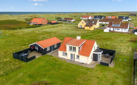 Dietlinde - 100M from the Sea: Hus, Tag, Hjem, Sommerhus, Skur, Garden Bygninger, Sidespor, Gård, Bjælkehytte, Hytte
