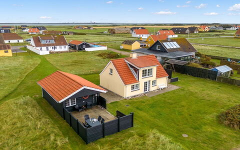 Dietlinde - 100M from the Sea: Hus, Tag, Hjem, Sommerhus, Skur, Garden Bygninger, Sidespor, Gård, Bjælkehytte, Hytte
